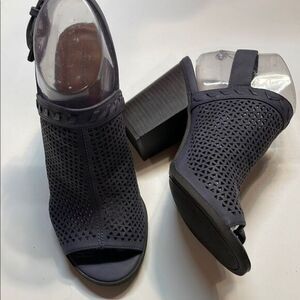 Indigo Rd Women’s Peep Toe Block Heel Steel Blue Cut Out Sandal Sz 7